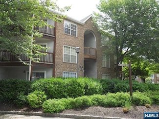 233 Village Circle Dr, Fort Lee, NJ 07024