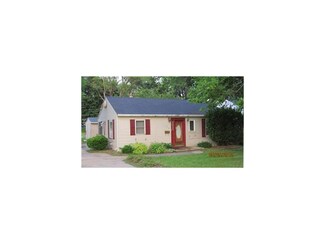 103 3rd Ave, Hiawatha, IA 52233