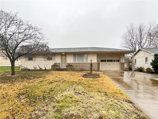 1421 Arrowhead Dr, Coshocton, OH 43812