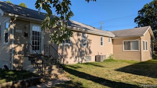 1204 E Pearl Ave, Hazel Park, MI 48030