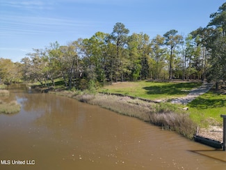 3013 Magnolia Ln, Ocean Springs, MS 39564