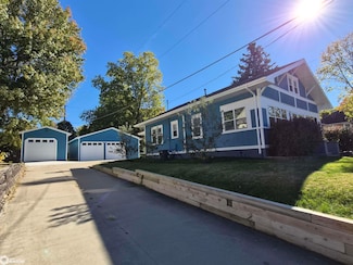 462 N 9th St, Oskaloosa, IA 52577