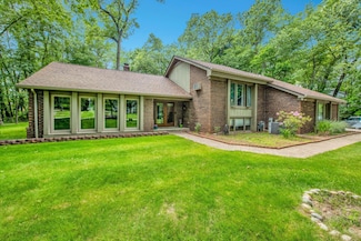 5244 Bradford Cir, Brighton, MI 48114