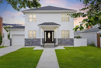 1502 Lincoln Ave, New Hyde Park, NY 11040