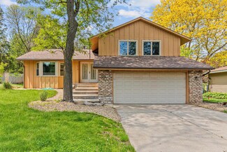 1716 Evergreen Dr, Woodbury, MN 55125