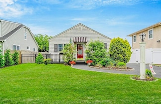 24 Lowerre St, Babylon, NY 11702
