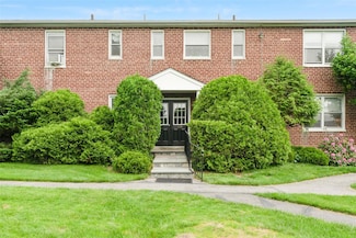 223 Schrade Rd Unit 2C, Briarcliff Manor, NY 10510