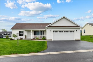 121 Woods Edge Dr, New Hartford, NY 13303