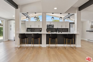 19945 Gresham St, Northridge, CA 91324