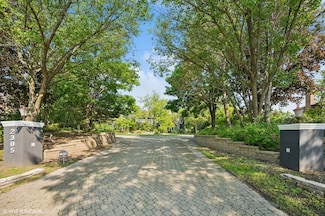 2305 Tennyson Ln, Highland Park, IL 60035