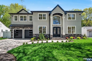 817 Arbor Rd, Paramus, NJ 07652