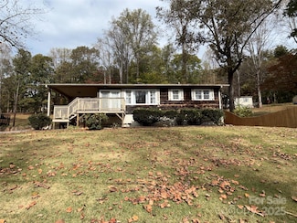 14 Lakeview Dr N, Marion, NC 28752