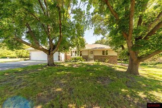 280 280 Hensonshire Dr, Mankato, MN 56001