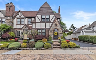 306 Buchanan Ave, Mineola, NY 11501