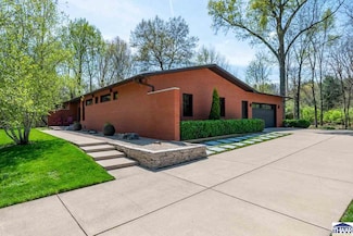 2268 Maplegrove Ln, Terre Haute, IN 47803