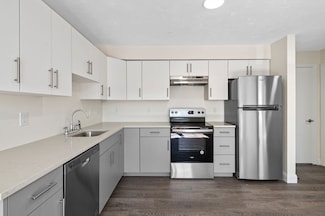 472 Essex St Unit 405, Lynn, MA 01902