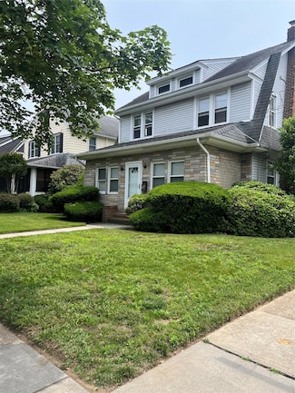 192 Sherman St Unit Upper, Lynbrook, NY 11563