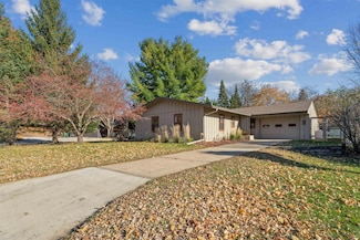 110 Crescent Ave, Decorah, IA 52101