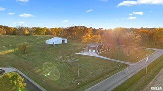 15945 Gresham Rd, MacKinaw, IL 61755