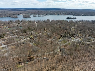 222 Acabonack Rd, Highland Lakes, NJ 07422