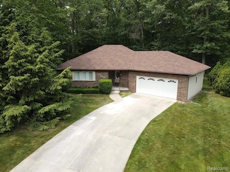 3869 Oak Hills Cir, Port Huron, MI 48060