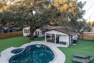 301 W Briarway Dr, Granite Shls, TX 78654