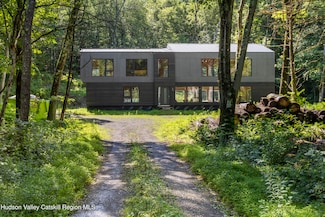 31 Medwyn Ln, Red Hook, NY 12571