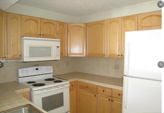 250 Palm Cir W Unit 201, Pembroke Pines, FL 33025
