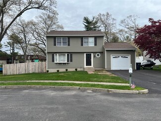 12 Lakecrest Cir, Warwick, RI 02889