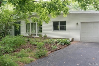834 Louwen Dr, Saint Louis, MO 63124