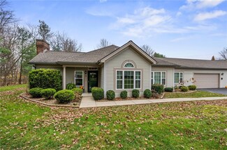 62 Stone Ridge Blvd, Hermitage, PA 16148