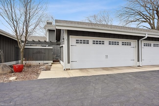 15 W Windsor Ct, Sugar Grove, IL 60554
