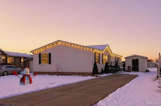 29224 Hidden River Dr, Gibraltar, MI 48173