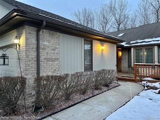 33890 Oakwood Dr, Sterling Heights, MI 48312