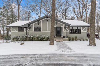 9315 Forest Edge Dr, South Lyon, MI 48178