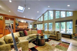 3 Fairway Dr, Hopewell, NJ 08525