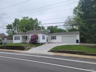 828 Airport Rd, Saint Louis, MO 63135