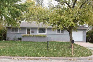 321 W 8th St, Chapman, KS 67431