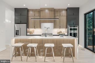 824 N Edison St, Arlington, VA 22205