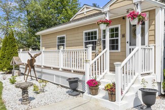 16 Dumaine Ave, Nashua, NH 03063