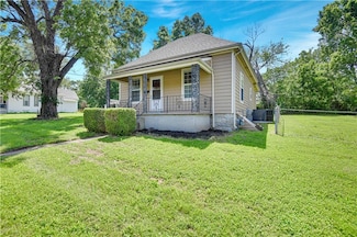 320 Allcutt Ave, Bonner Springs, KS 66012