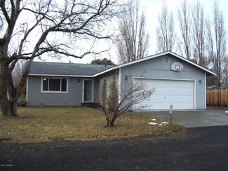 408 Orchard Ln, Tieton, WA 98947