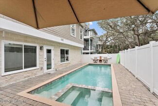 53 Oceanside Dr, Atlantic Beach, FL 32233