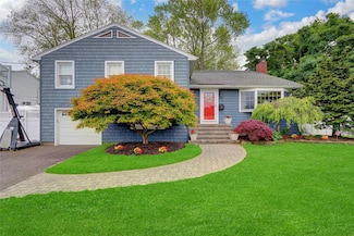 100 Fairfax Rd, Massapequa, NY 11758