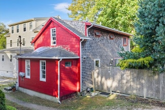 5 Bowser Ct, Newport, RI 02840