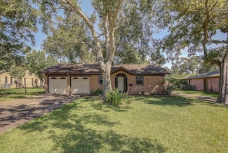 332 Crestwood St, Clute, TX 77531