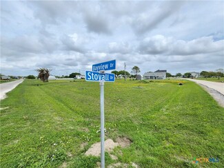 711 Bayview Dr, Palacios, TX 77465