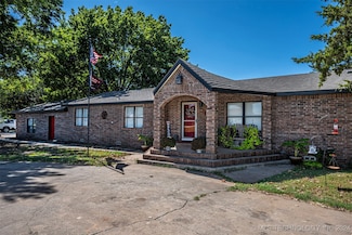 1202 N Pine St, Waurika, OK 73573
