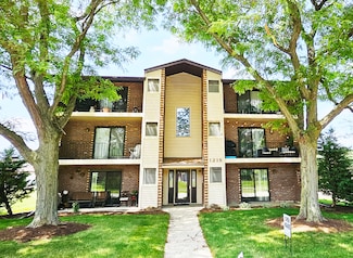 1215 Chalet Rd Unit 200, Naperville, IL 60563