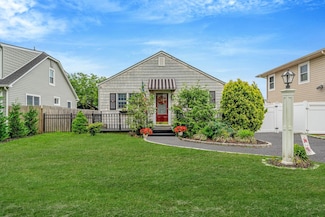 24 Lowerre St, Babylon, NY 11702